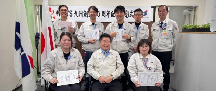  報奨金を手渡す様子の写真